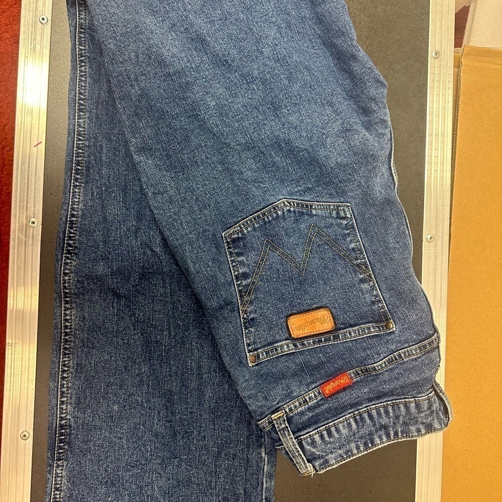 9. Women’s wranglers size 9 x 36 - Picture 6 of 7